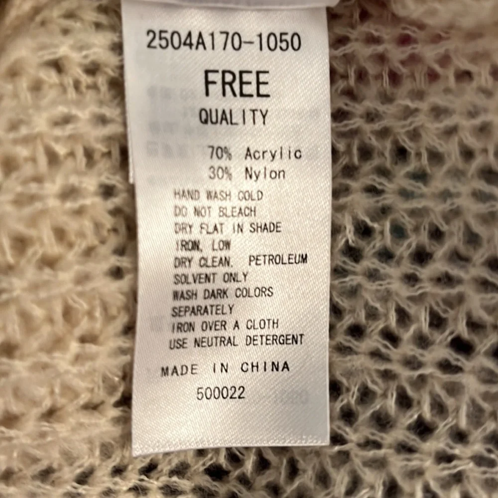 Azul Women’s cream ribbed V neck sweater. There is a little pull on sleeve.